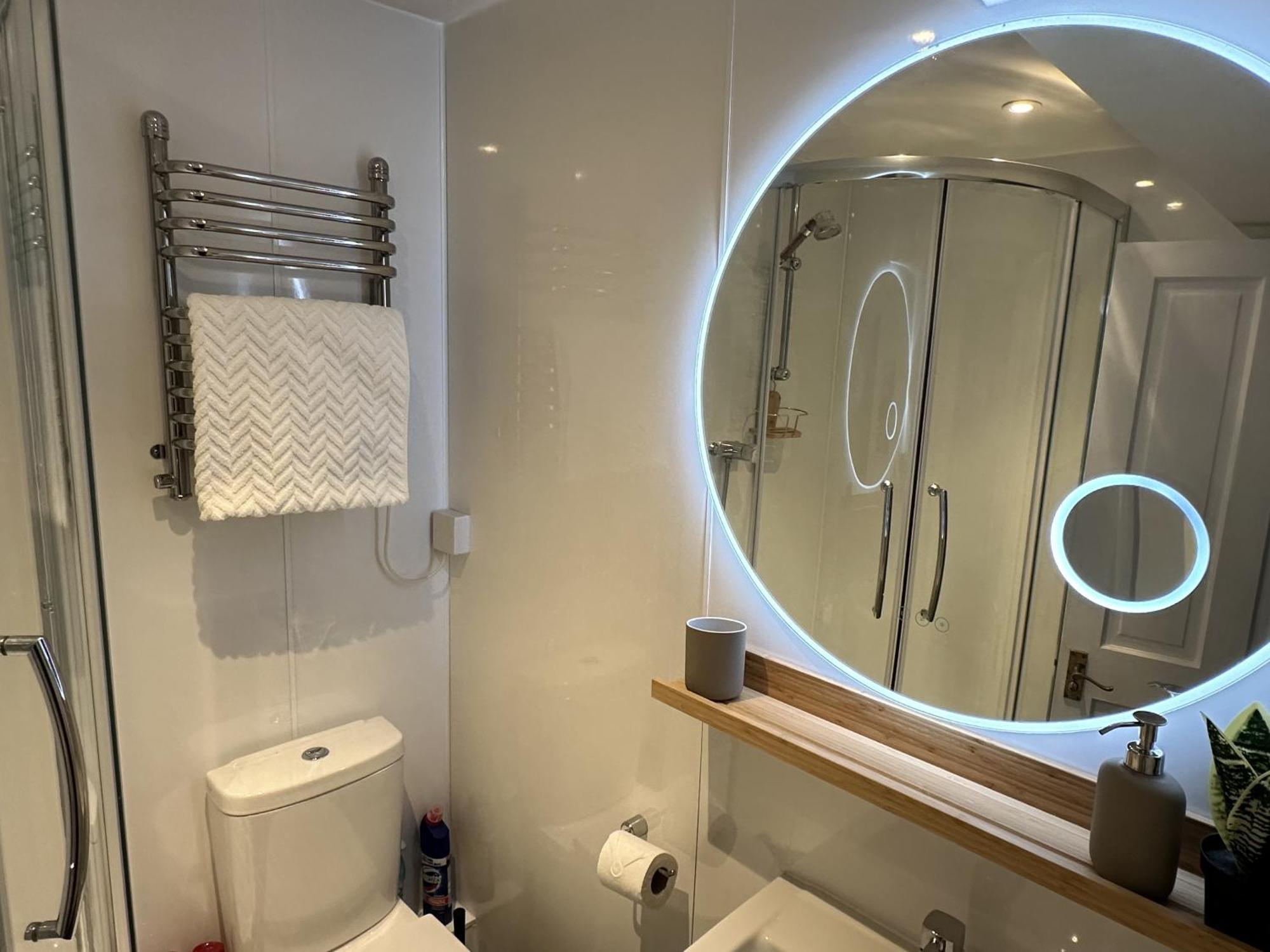 Town Centre Apartment With Hot Tub 切尔滕纳姆 外观 照片
